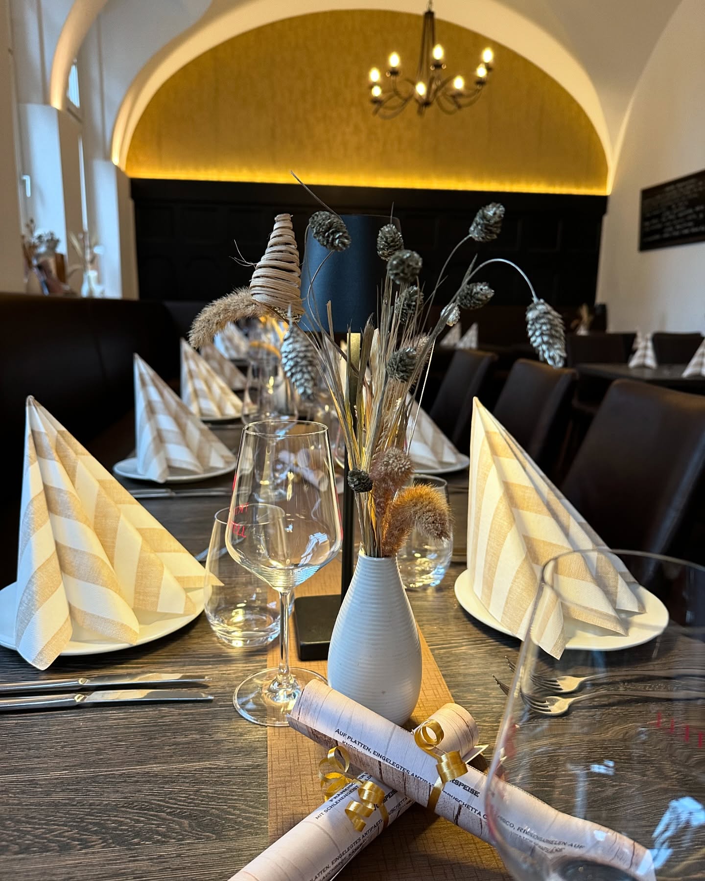 Stilvoll gedeckter Tisch im Restaurant moritz mit edler Dekoration und gemütlichem Ambiente.